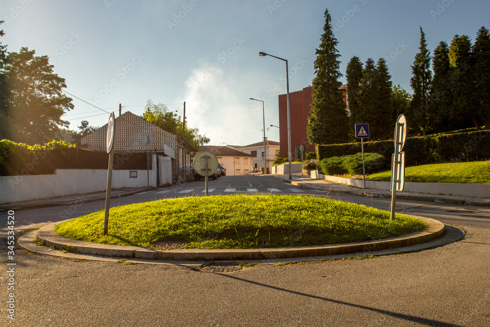 Naklejka premium Estrada vazia devido à pandemia do coronavirus