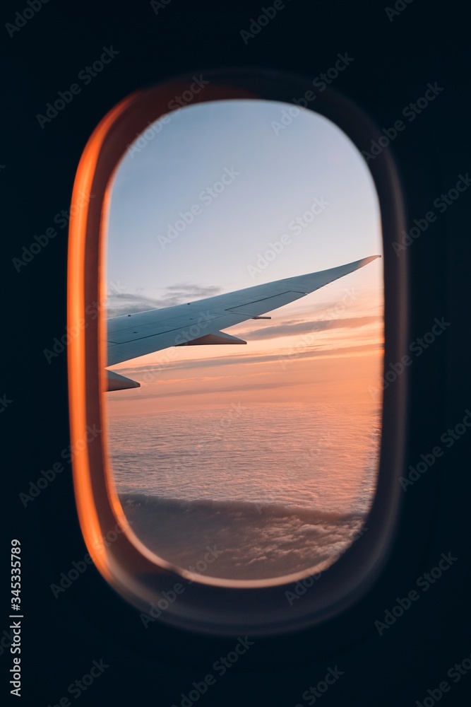 Photo sur Toile Beau coucher de soleil à travers la fenêtre de l&#39;avion  - NikkelArt.be
