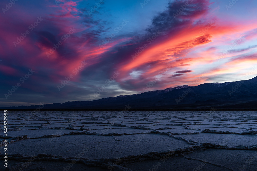Obraz premium Dramatic sunset over salt fats in Death Valley