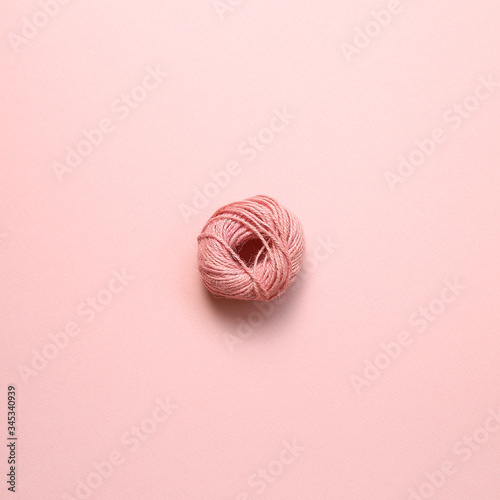 Obraz na płótnie Pink string roll on pink background. top view w salonie