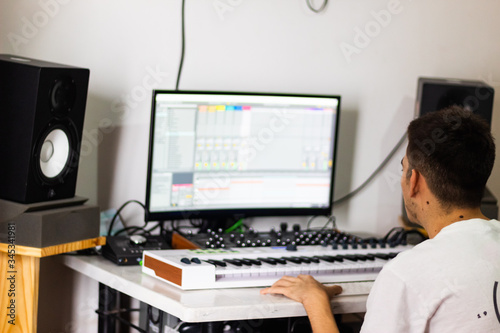 un chico en su estudio de música adquiriendo conocimientos a través de videos de internet