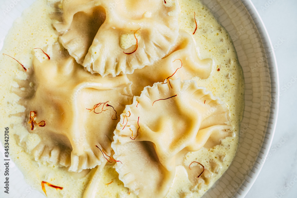 Assiette de raviolis fait maison aux crevettes et gingembre avec une ...