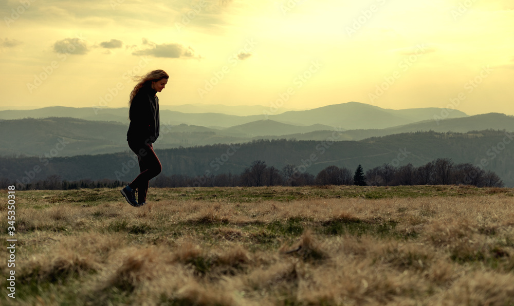 Φωτογραφία Tourist woman walking on top of mountains, travel and wanderlust concept