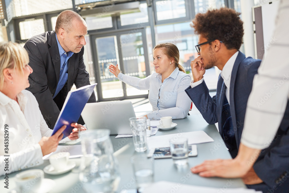 Team Geschäftsleute bei einer Strategie Diskussion Team Geschäftsleute bei einer Strategie Diskussion