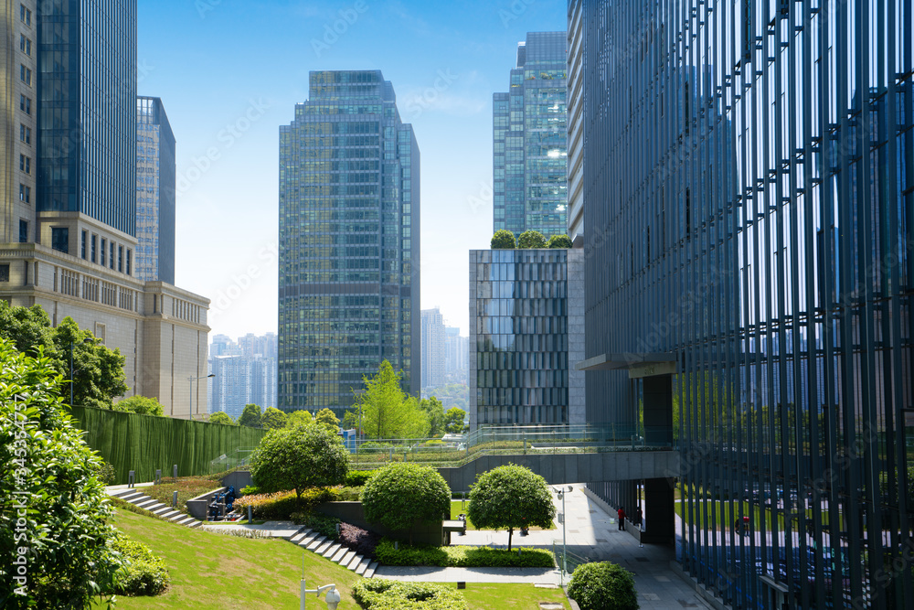 Obraz premium Budynek biurowy z trawnikiem i centrum finansowym Central Park, Chongqing, Chiny