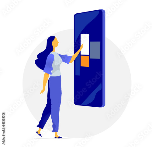 Donna che interagisce con lo schermo touchscreen