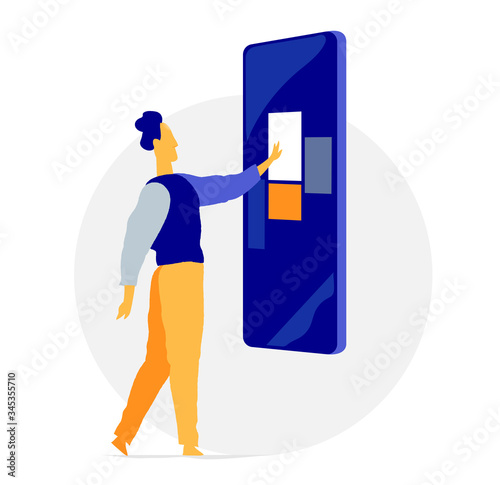 Uomo che interagisce con lo schermo touchscreen