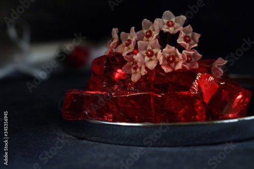 Obraz na płótnie Sweet jelly dessert, design food, creative meals with vanilla flowers in dark mood on black background w salonie