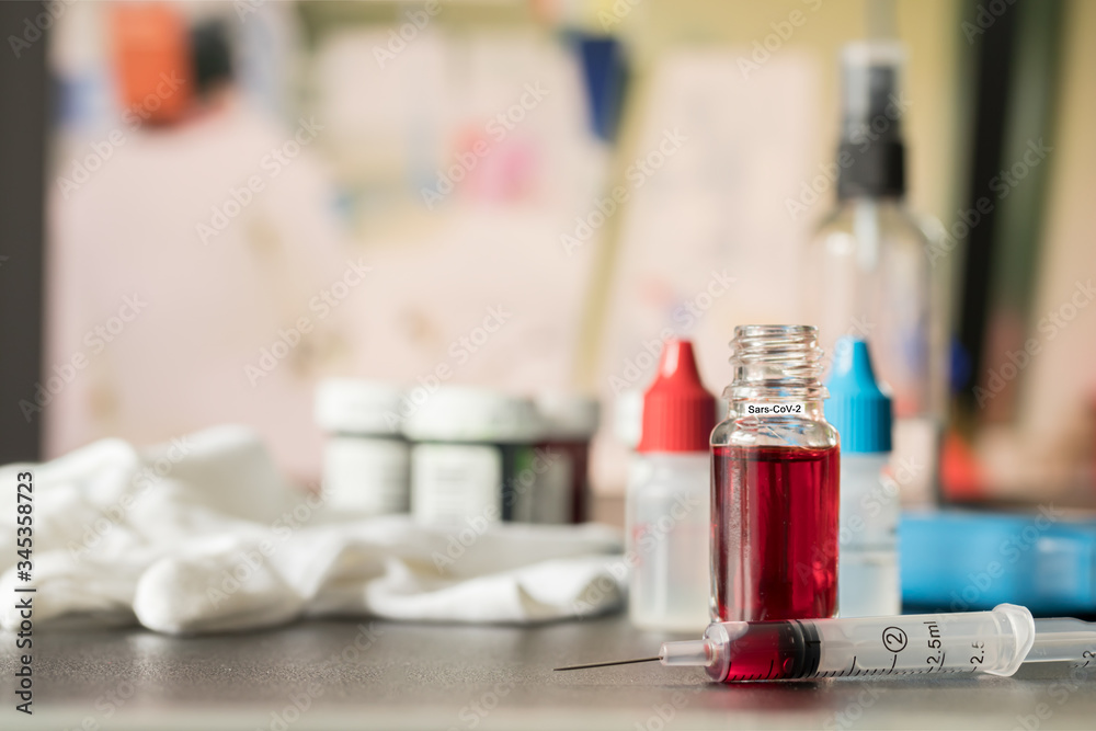 Spritze und ein Fläschchen Blut wo mit mit Sars-CoV-2 Infiziert ist Spritze und ein Fläschchen Blut wo mit mit Sars-CoV-2 Infiziert ist