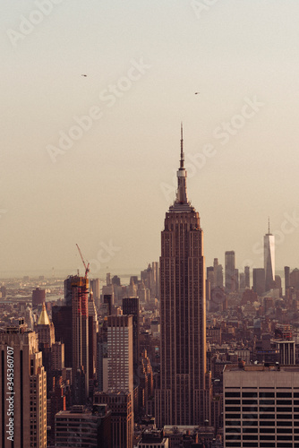 Blick auf Manhattan mit dem Empire State Building von der Aussichtsplattform „Top of the Rock“ zum Sonnenuntergang im Sommer