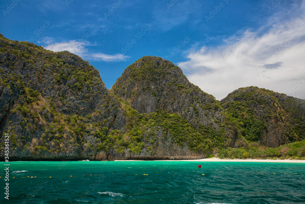 Egzotyczne krajobrazy i dzika roślinność Tajlandii. Piękne i piaszczyste plaże, lasy tropikalne i błękitna laguna. Skały i klify na oceanie. Tło natury.