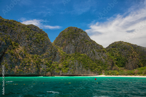 Egzotyczne krajobrazy i dzika roślinność Tajlandii. Piękne i piaszczyste plaże, lasy tropikalne i błękitna laguna. Skały i klify na oceanie. Tło natury. © anettastar