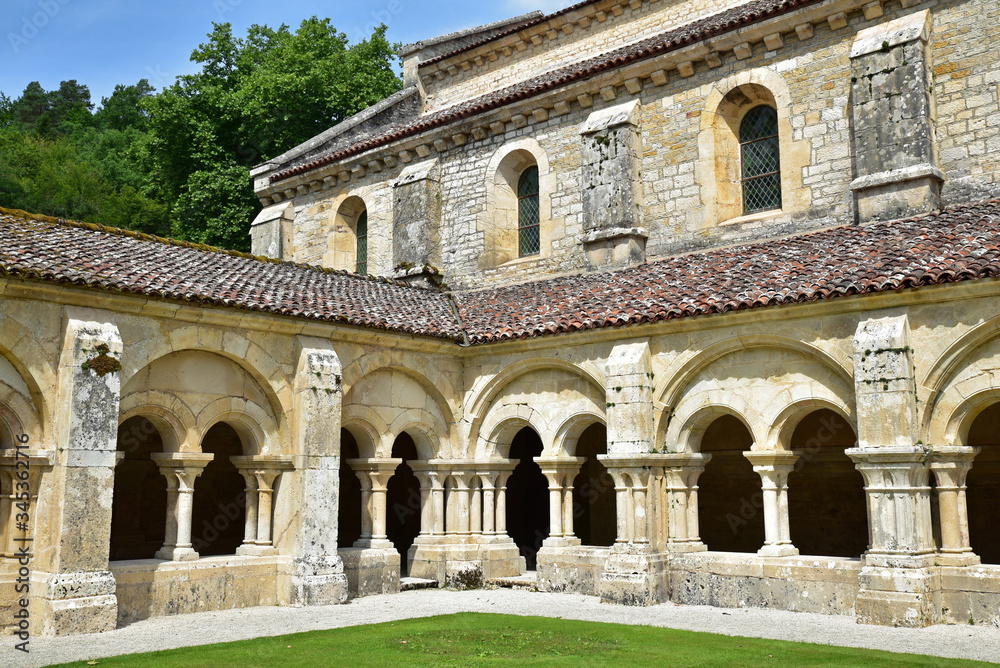 Obraz premium Cloître de l'abbaye de Fontenay en Bourgogne, France