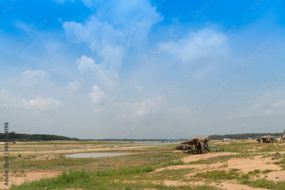Obraz premium Dry water conditions from arid weather conditions. At Ang Kep Nam Dok Krai Rayong Thailand.