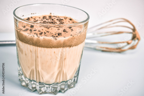 Milkshake kawowo-czekoladowy w szklance na białym tle