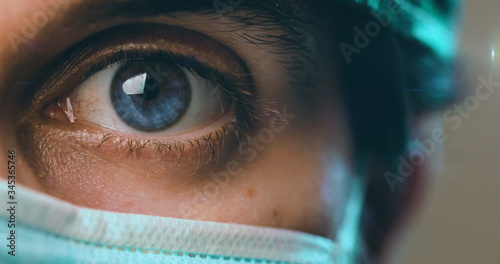 Medico con occhi blu, macro. photo