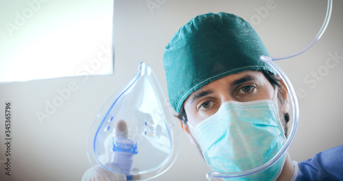 Foto Medico anestesista di sala operatoria con mascherina anestetizzante