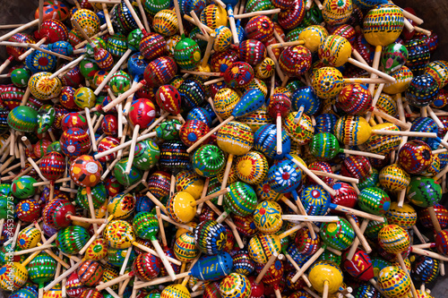 En una caja hay cientos de maracas artesanales de Guatemala.