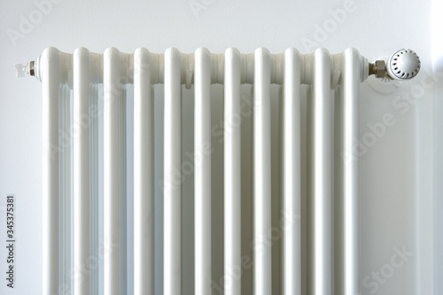 Wallpaper Mural Calorifero su Muro Bianco Torontodigital.ca