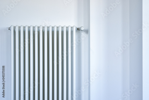 Wallpaper Mural Calorifero su Muro Bianco Torontodigital.ca