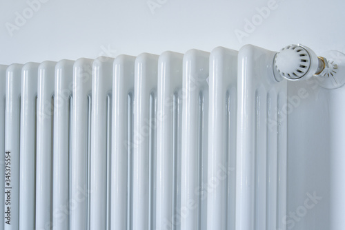 Wallpaper Mural Calorifero su Muro Bianco Torontodigital.ca