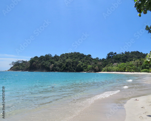 Fototapeta Naklejka Na Ścianę i Meble -  tropical beach with palm trees in costa rica