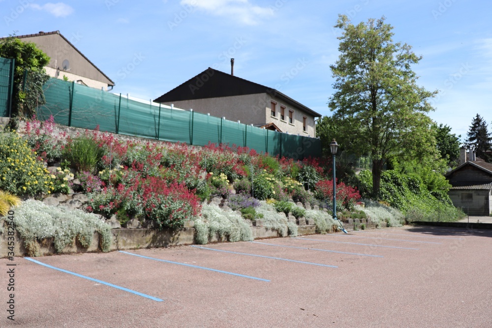 Parking extérieur zone bleue , ou stationnement gratuit à durée limitée avec disque horaire - Ville de Corbas - Département du Rhône - France
