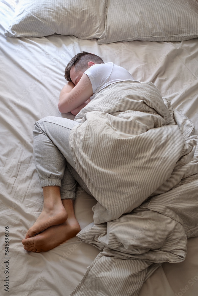 Obraz premium Young caucasian man sleeping in his bed