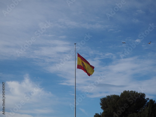bandera de España con cielo azul