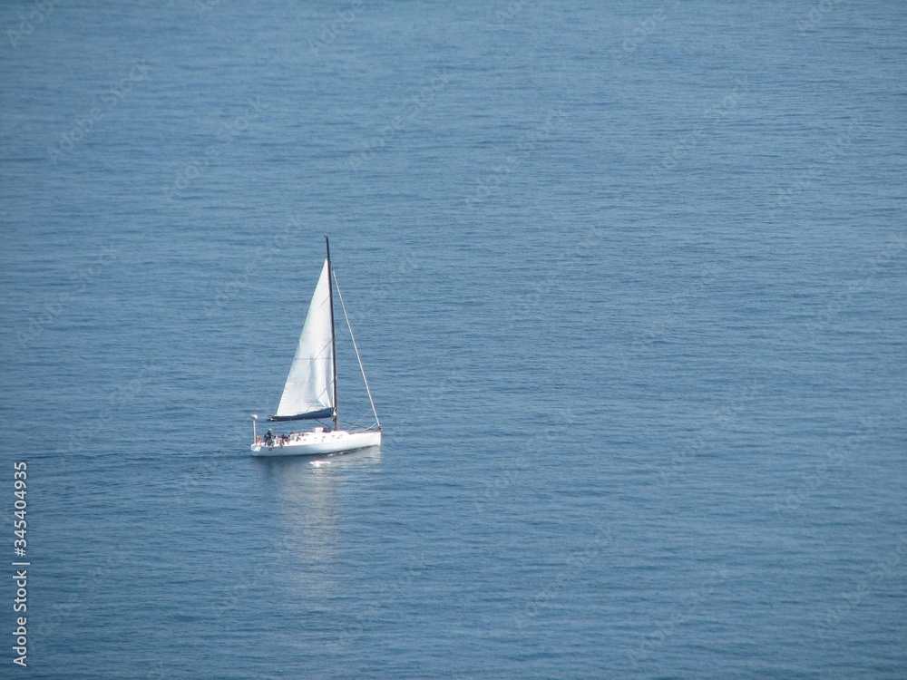 Samotna żaglówka płynąca po morzu