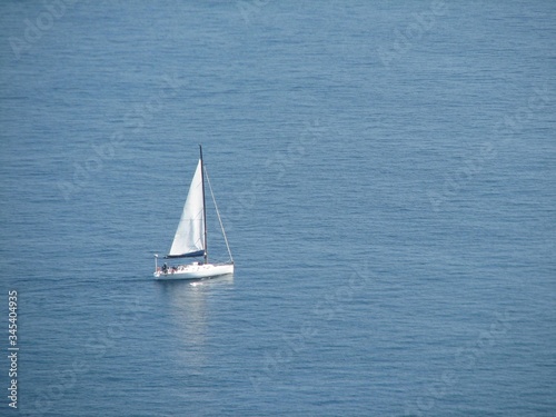Samotna żaglówka płynąca po morzu