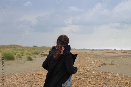Wallpaper Mural Frau am Strand Torontodigital.ca