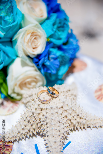Canvas Print Wedding rings close up decorated nautical with accessories for tropical wedding