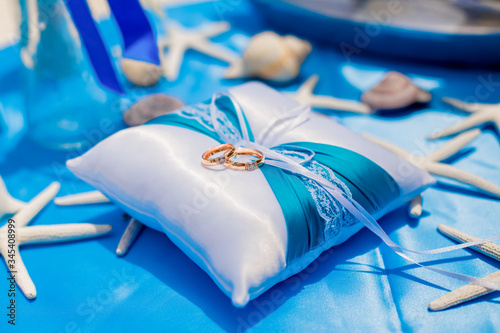 Obraz na plátně Wedding rings close up decorated nautical with accessories for tropical wedding