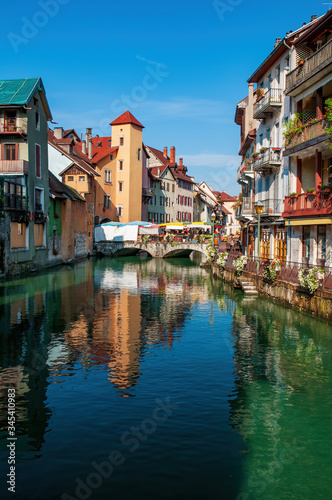 Fototapeta Naklejka Na Ścianę i Meble -  Colorful medieval houses reflected in water of the canal in Annecy, France