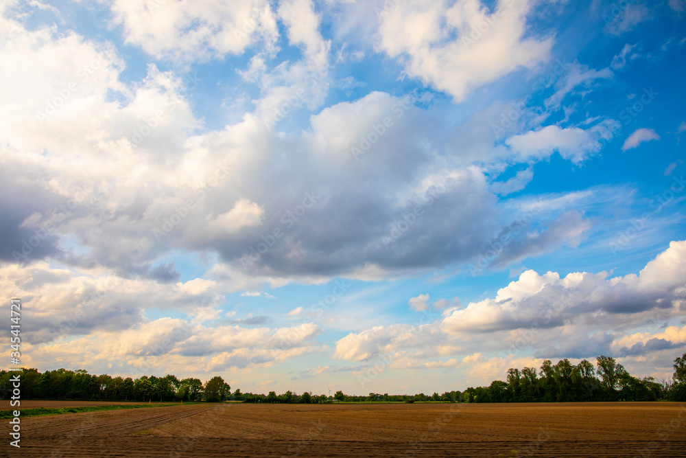 Wolken über Feld