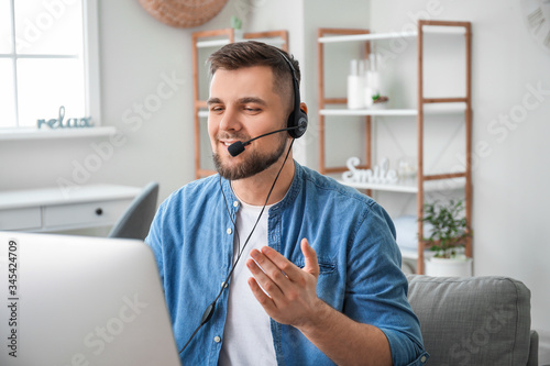 Male technical support agen...