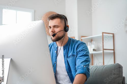 Male technical support agen...