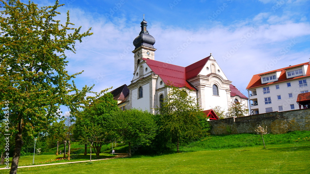 Ehingen (Donau), Deutschland: Die Konviktkirche am Ehinger Stadtgarten