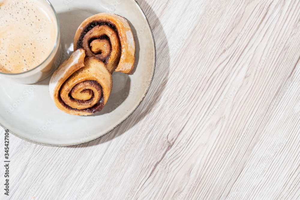 Desayuno repostería rollos de canela y café con leche Desayuno repostería rollos de canela y café con leche