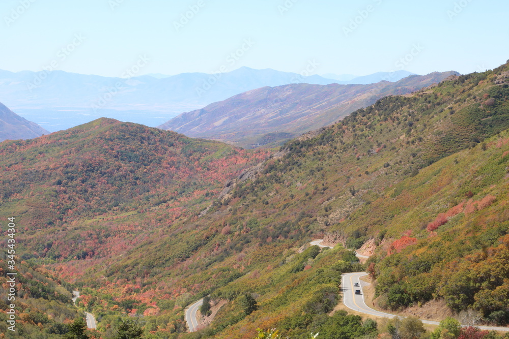 Φωτογραφία Cars travel on the Big Mountain Pass highway near Morgan, Utah as fall colors ma