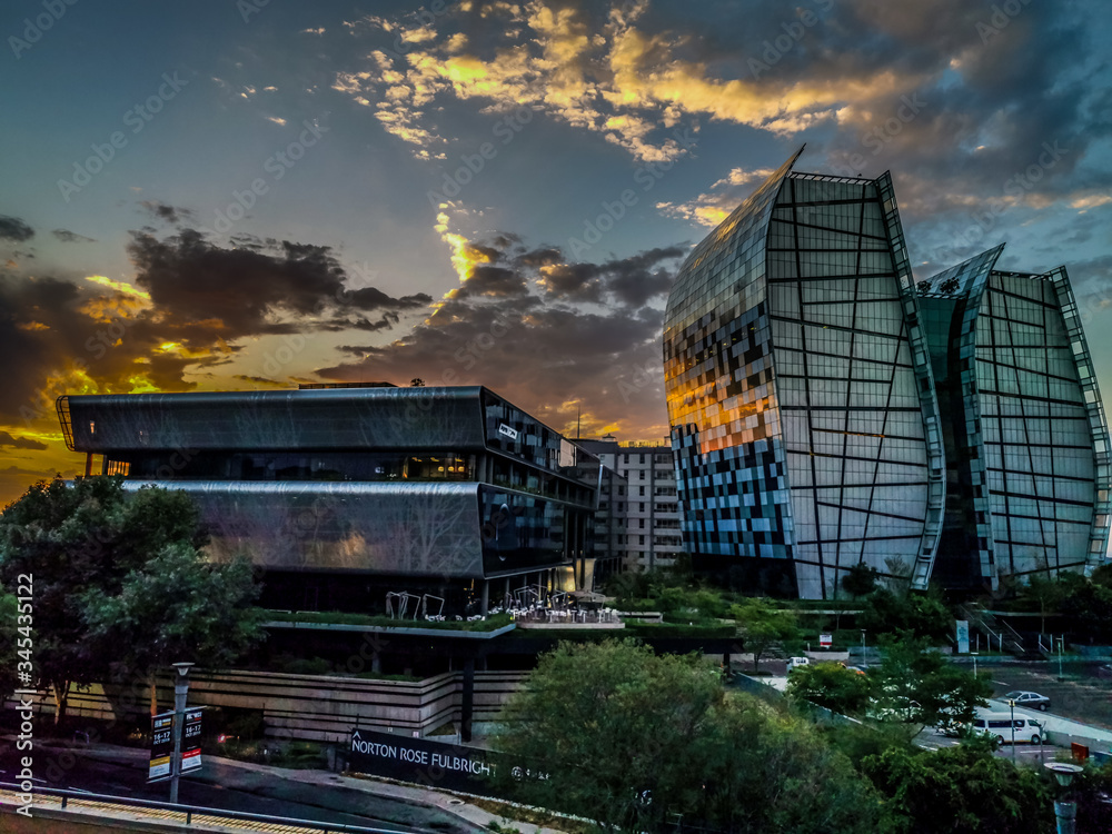 Naklejka premium Johannesburg, Republika Południowej Afryki - 1 stycznia 2020 r .: Zdjęcie HDR biur Sandton o zachodzie słońca. Sandton w finansowym centrum Johannesburga.