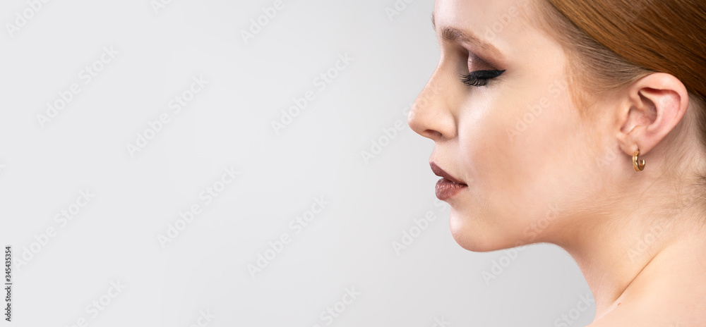 Schöne junge Frau mit roten Haaren, Make up und viel nackter Haut
