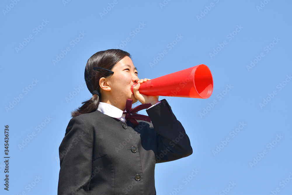 青空で応援する女の子