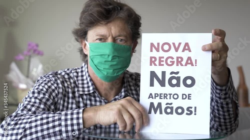 COVID-19. Não aperte as mãos. Pare de apertar as mãos para evitar a propagação do coronavírus. Conceito de distanciamento social. Foco no objeto, não no modelo.  photo