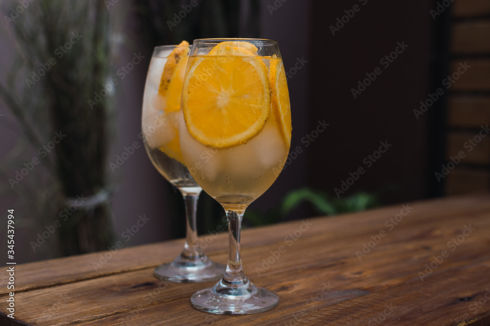 tragos hechos en casa de rodajas de naranja, vodka y hielo tragos hechos en casa de rodajas de naranja, vodka y hielo