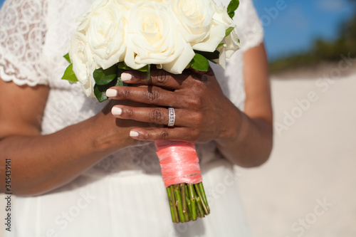 Obraz na plátně Bride and groom exchanging wedding rings close up during symbolic nautical decor