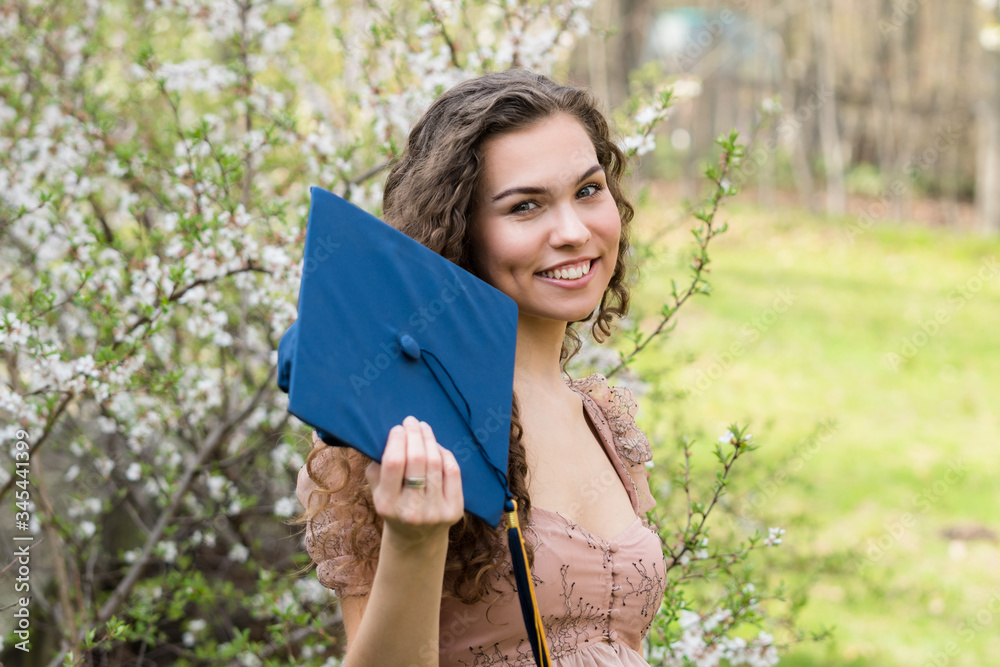 Naklejka premium young woman graduate with graduation cap