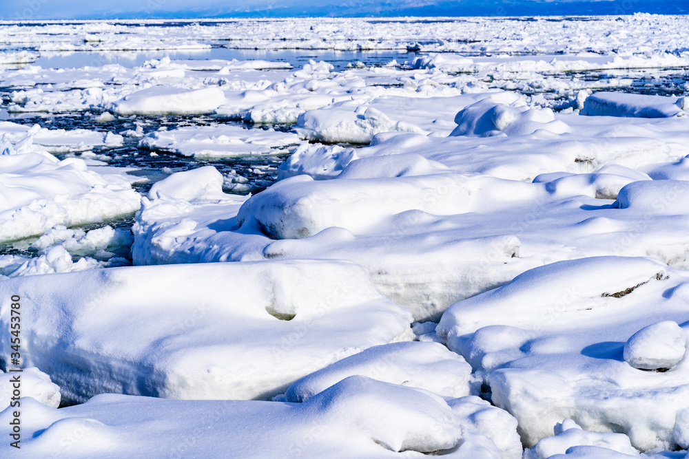 オホーツク海沿岸に押し寄せる流氷群