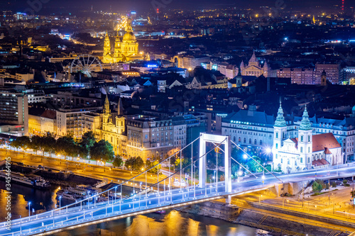 ハンガリー・ブタペストの橋と夜景